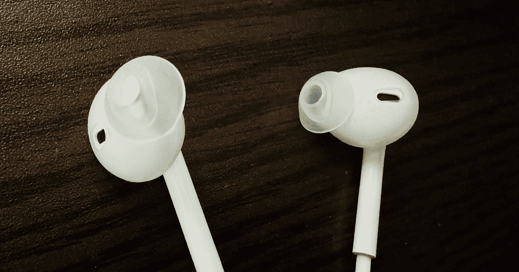 EarPodsにELECOMのイヤーピースを装着した状態