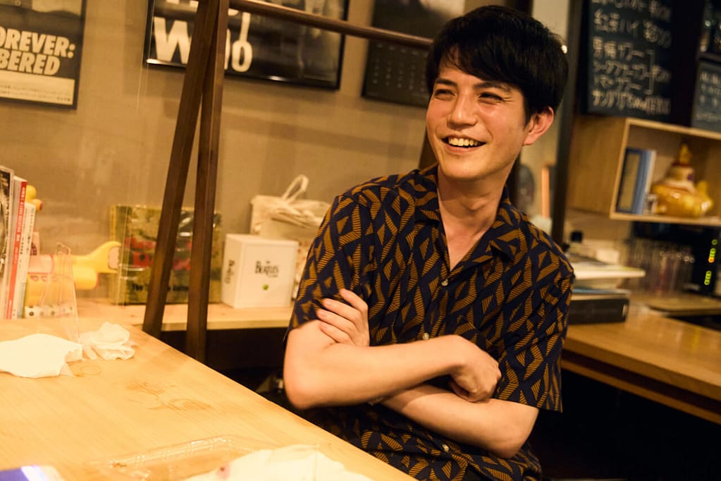 西荻在住ミュージシャン、酒呑みピアニストの山田昌平。